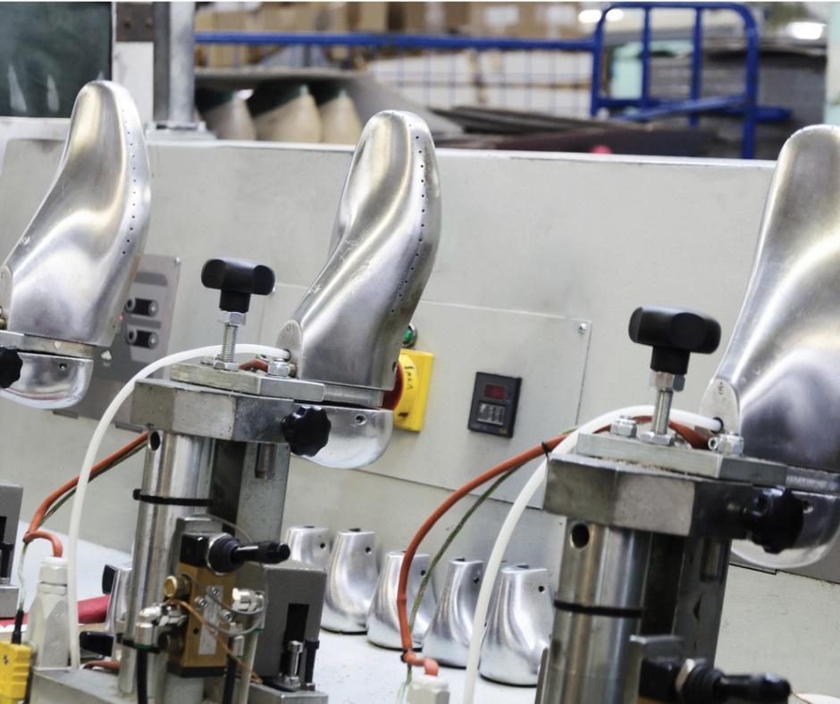 ROBOTIC CELLS FOR LEATHER GOODS 