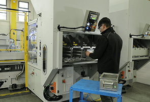 HOW DOES T-COMPACT LOADER&trade; MACHINE WORK?